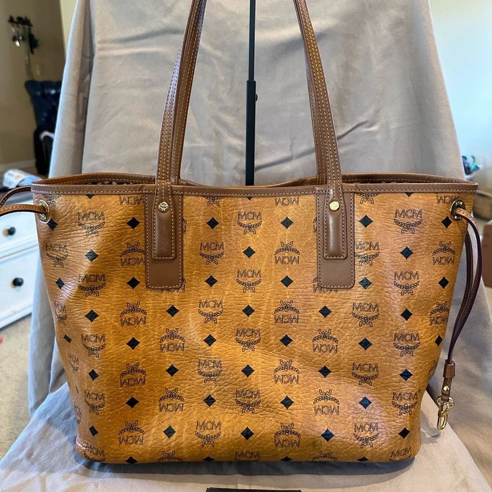 MCM Brown Leather Reversible Tote with Monogram Pattern Medium Size - Picture 2 of 10